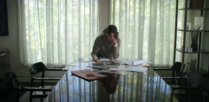 가운데에서손을뜯으며어떠한자료를보고있는여자주인공