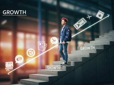 GROWTH라고 적힌 계단을 오르며 자기계발 아이콘들이 떠 있는 청년, 경로를 따라 발전하는 모습을 표현한 이미지