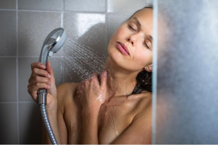 샤워하는-여성