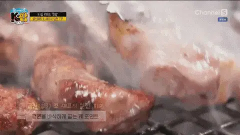 커피나무-숯과-특허-불판-위에서-맛있게-구워지고-있는-돼지-모둠
