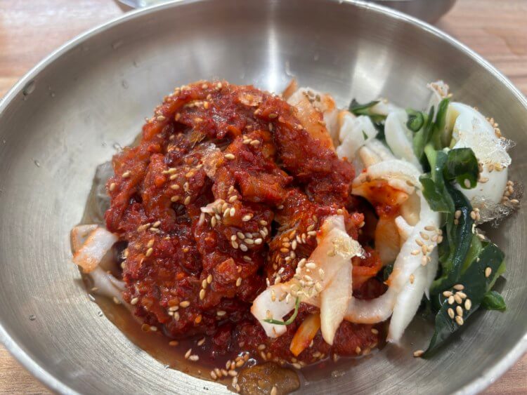 홍어회무침이 푸짐하게 있는 사진이다.