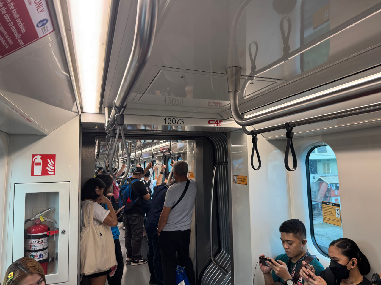 메트로 마닐라 LRT-1의 탑승 공간 내부 모습