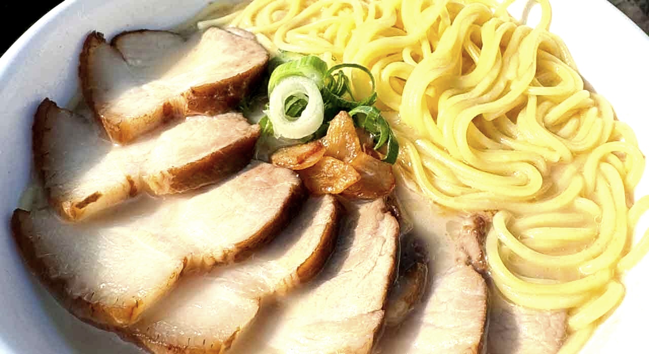 제주식 고기국수 한 그릇. 고명으로 수육이 듬뿍 올라간 모습. [ⓒ네이버 플레이스 &lsquo;언덕집 국수&rsquo;]