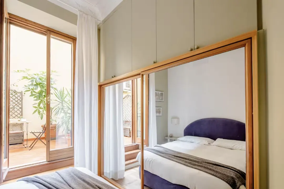 이탈리아-로마-에어비앤비-콜로세움-앞-큐도무스아파트-침실-거울-옷장-테라스