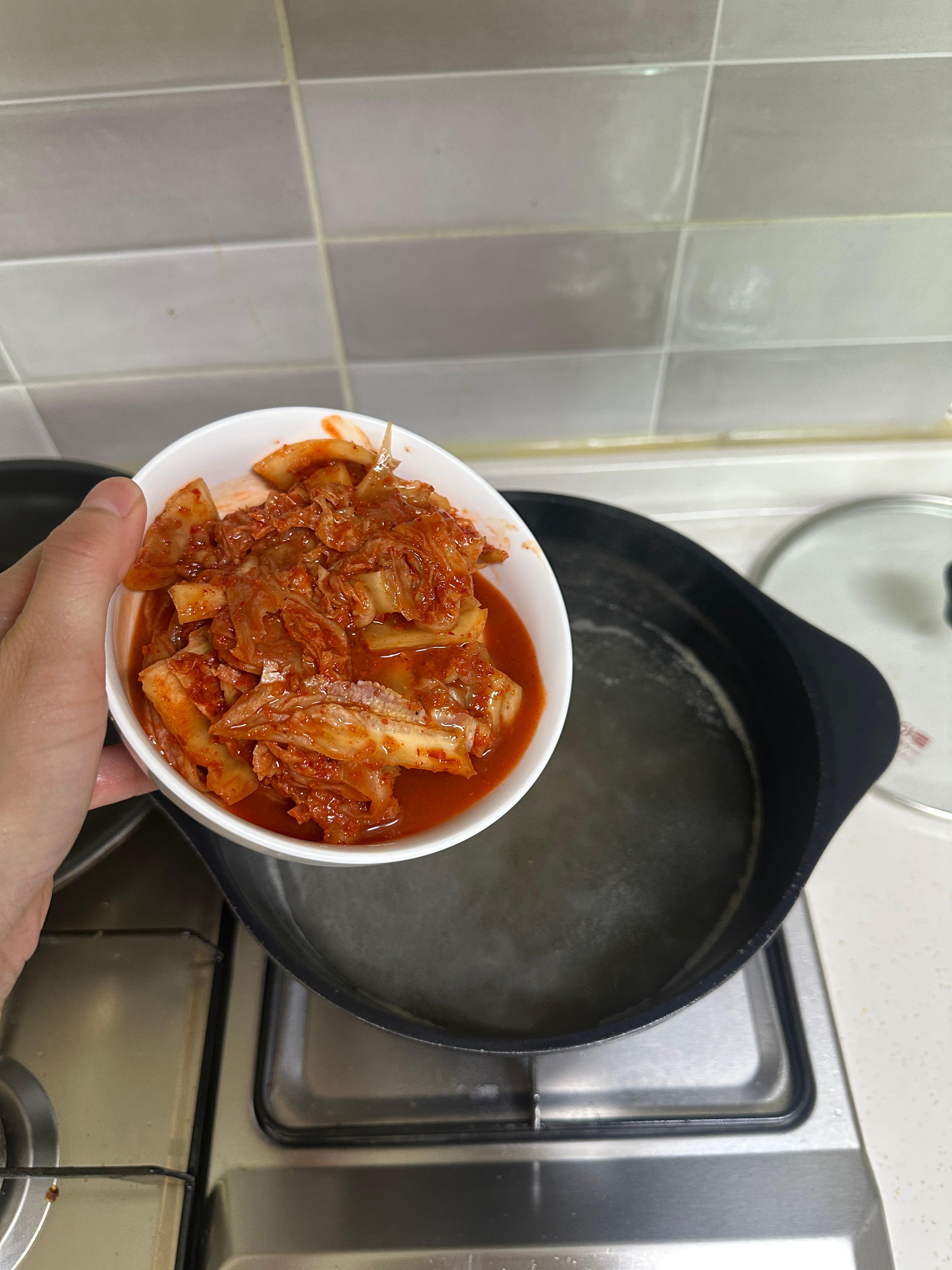 코인육수를 이용해 김치콩나물국 육수 끓이는 장면