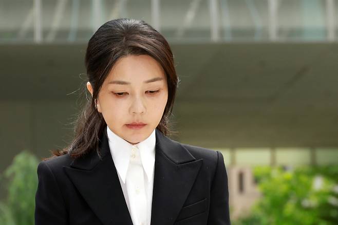 특검팀이 윤석열 전 대통령 체포영장을 집행하려 시도하는 모습