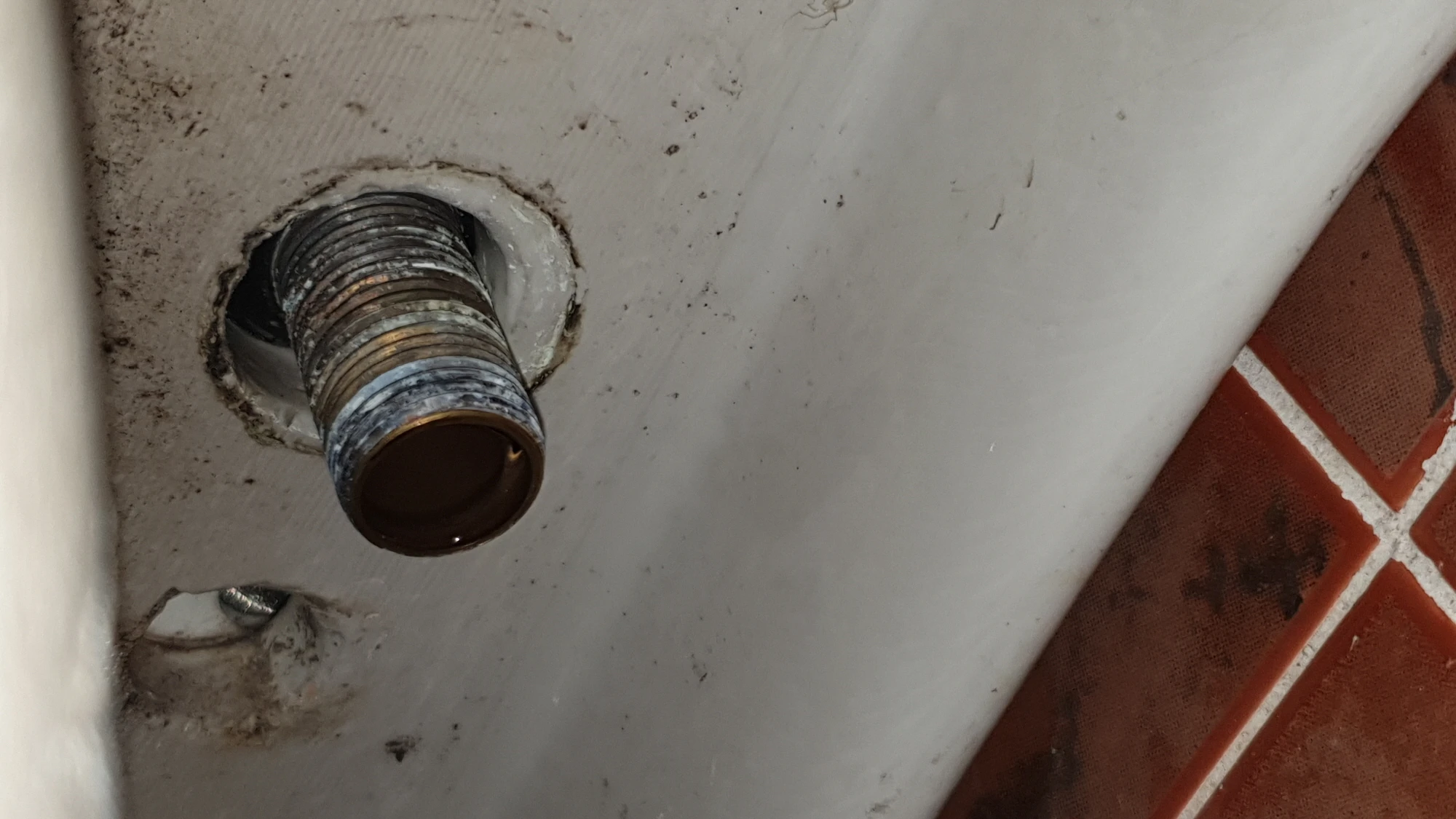 세면대 수전 고정 너트 푼 모습