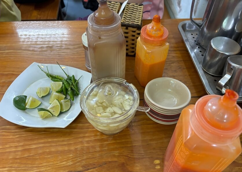 나트랑-현지인-로컬-맛집-포보하노이-쌀국수-라임,마늘,소스