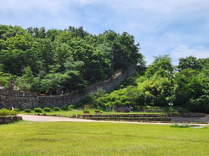 고창읍성 성곽 위로 성곽둘레길 체험을 하는 사람의 모습이 보인다.