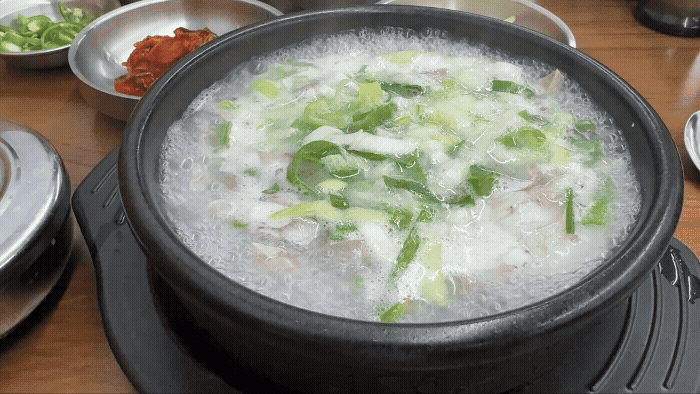 오리역 명가순대국 순댓국 뚝배기, 보글보글 끓는 국물과 파 고명 GIF