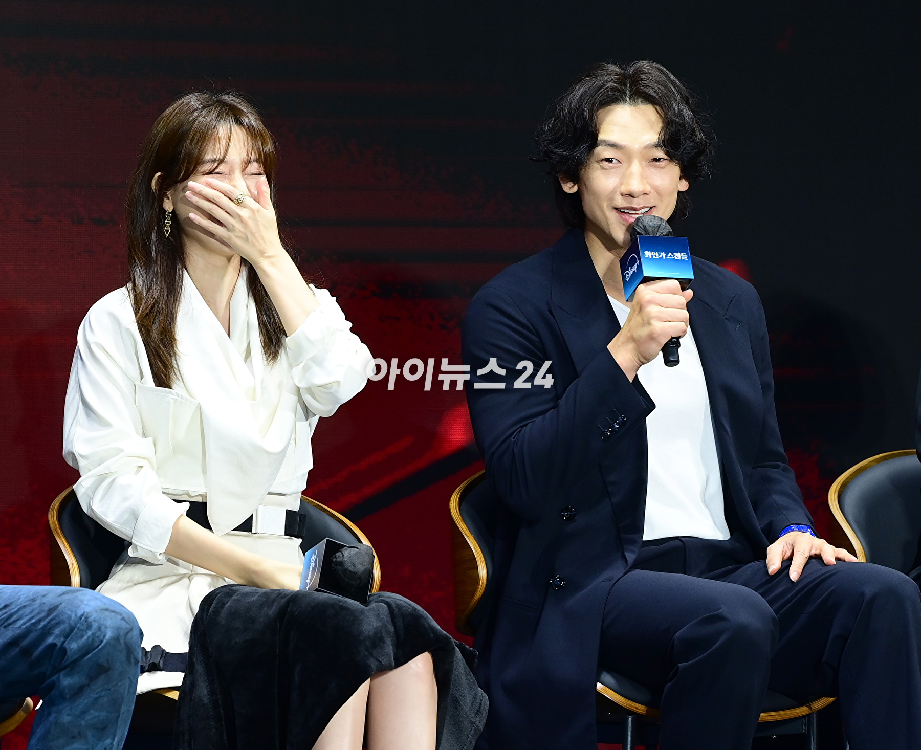 배우 정지훈(비)과 김하늘이 2일 오전 서울 영등포구 콘래드호텔에서 열린 디즈니 플러스 오리지널 '화인가 스캔들' 제작발표회에 참석하고 있다. [사진=정소희 기자]