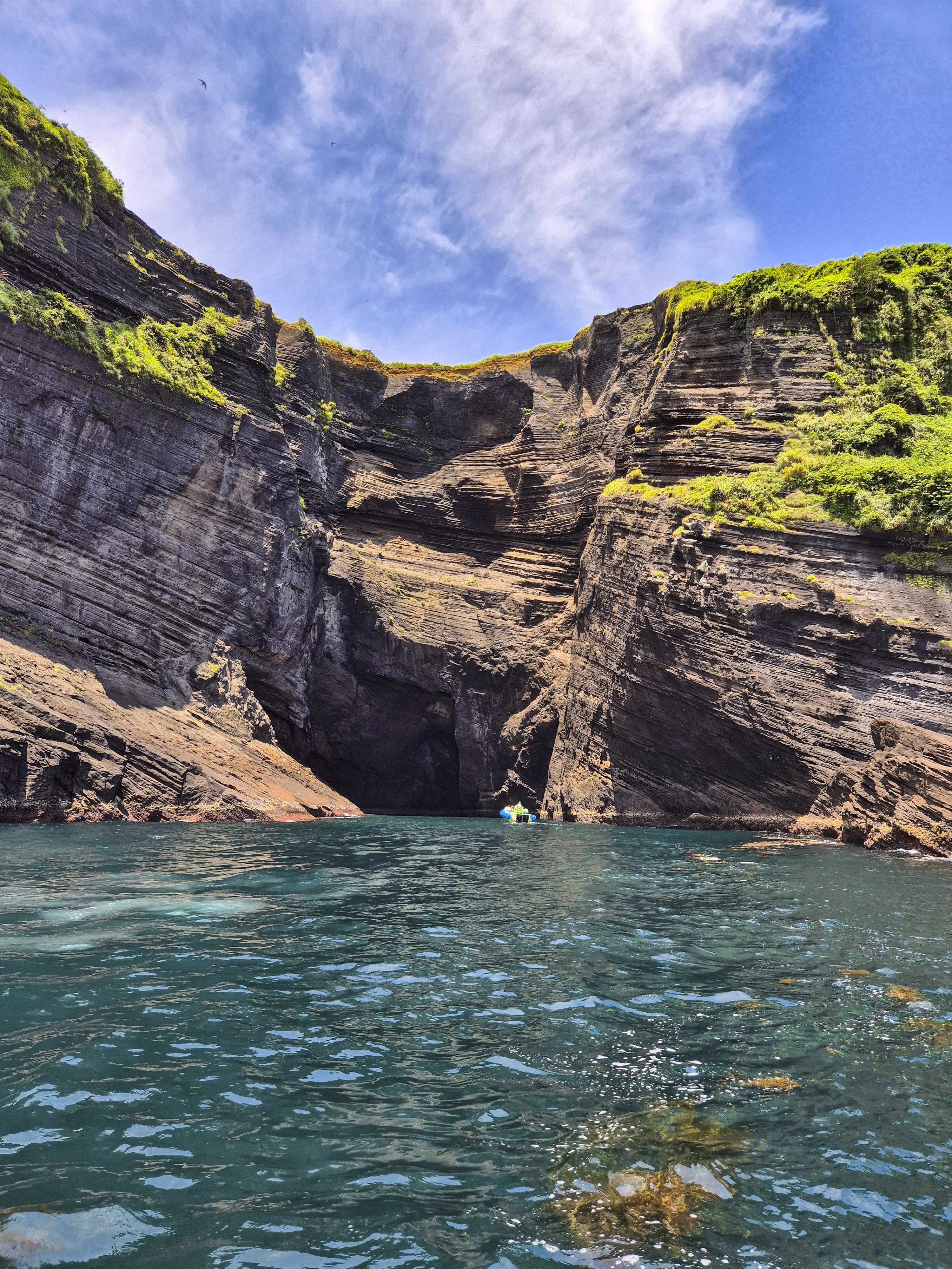 동굴로 가는 입구가 보인다.