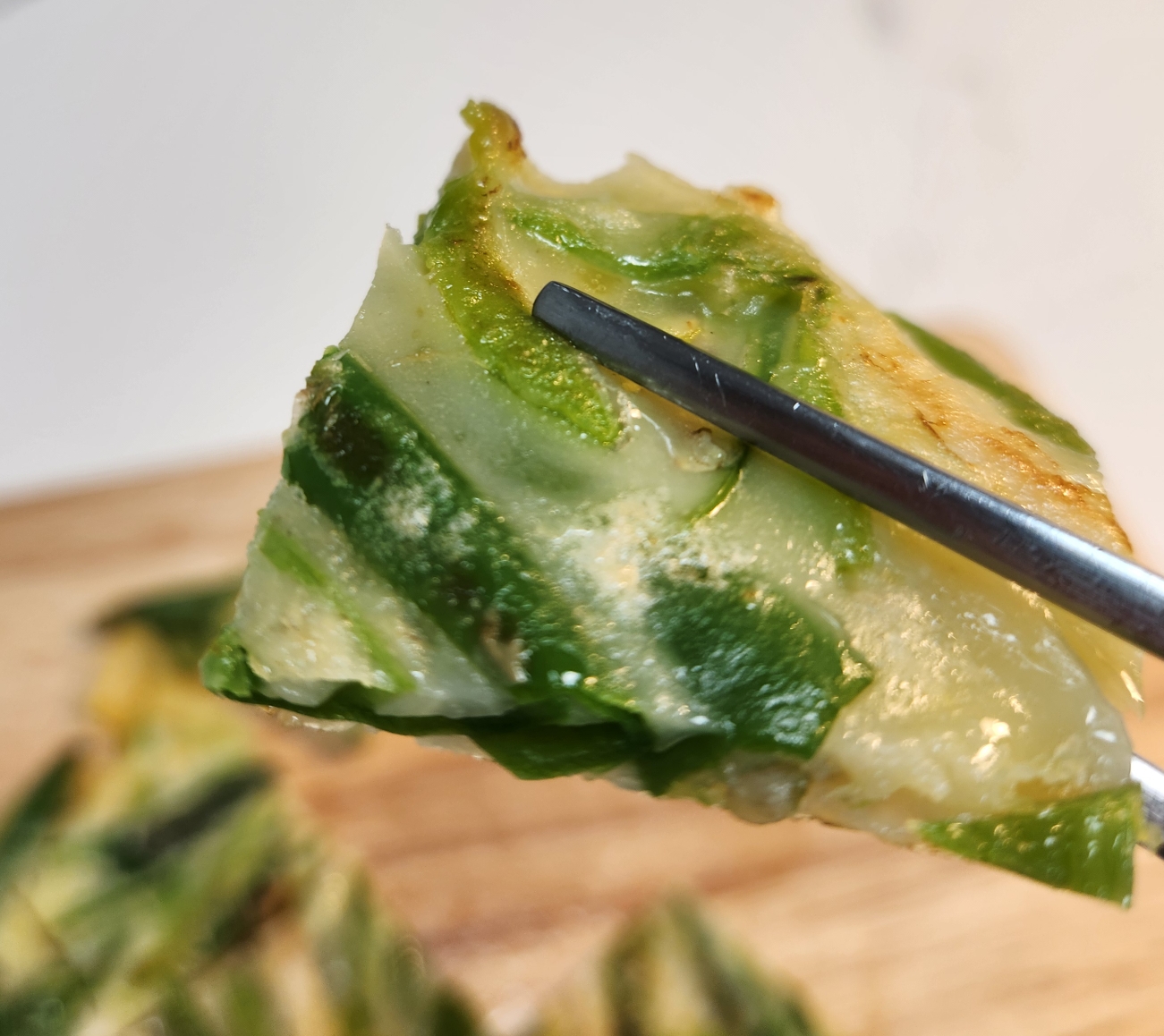 한입크기의 고추전을 보여주는 이미지