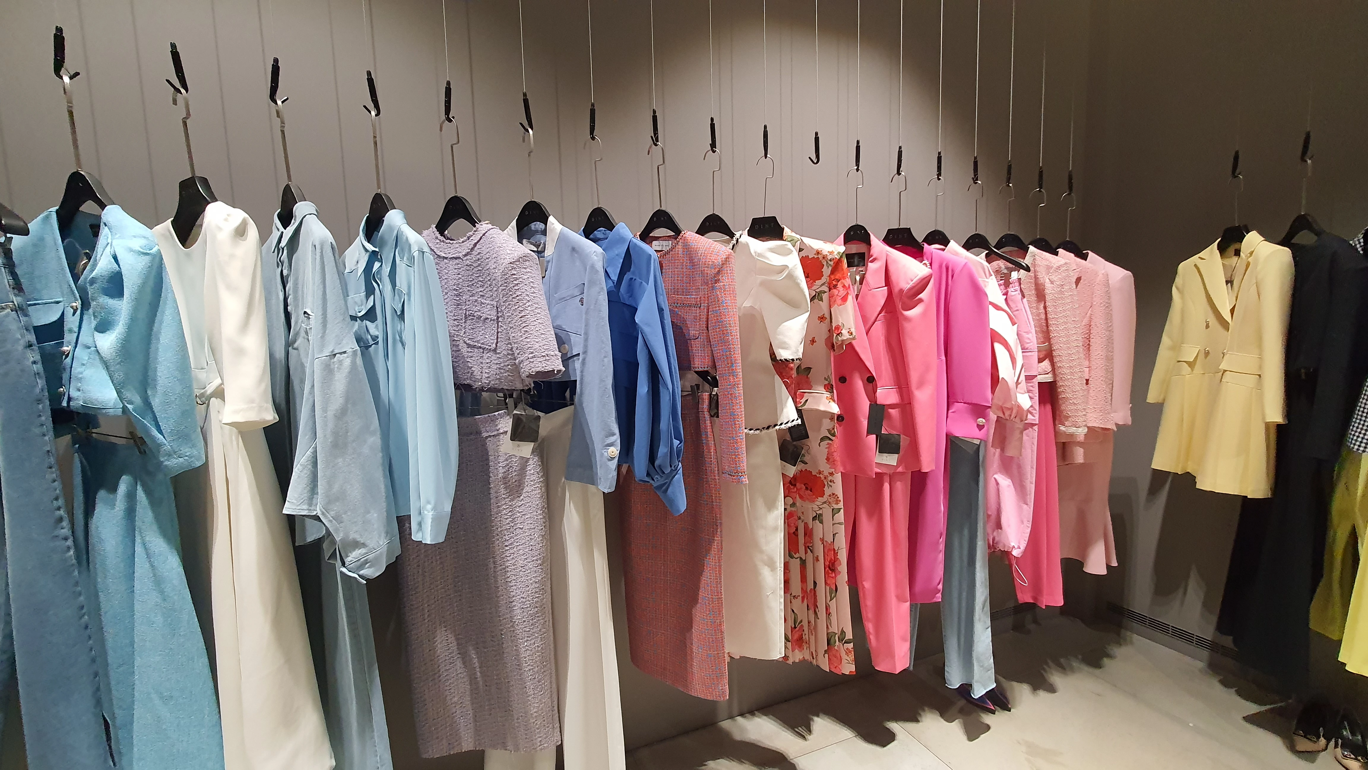 딘트-청담매장-내부-화려하고-컬러풀한-옷들