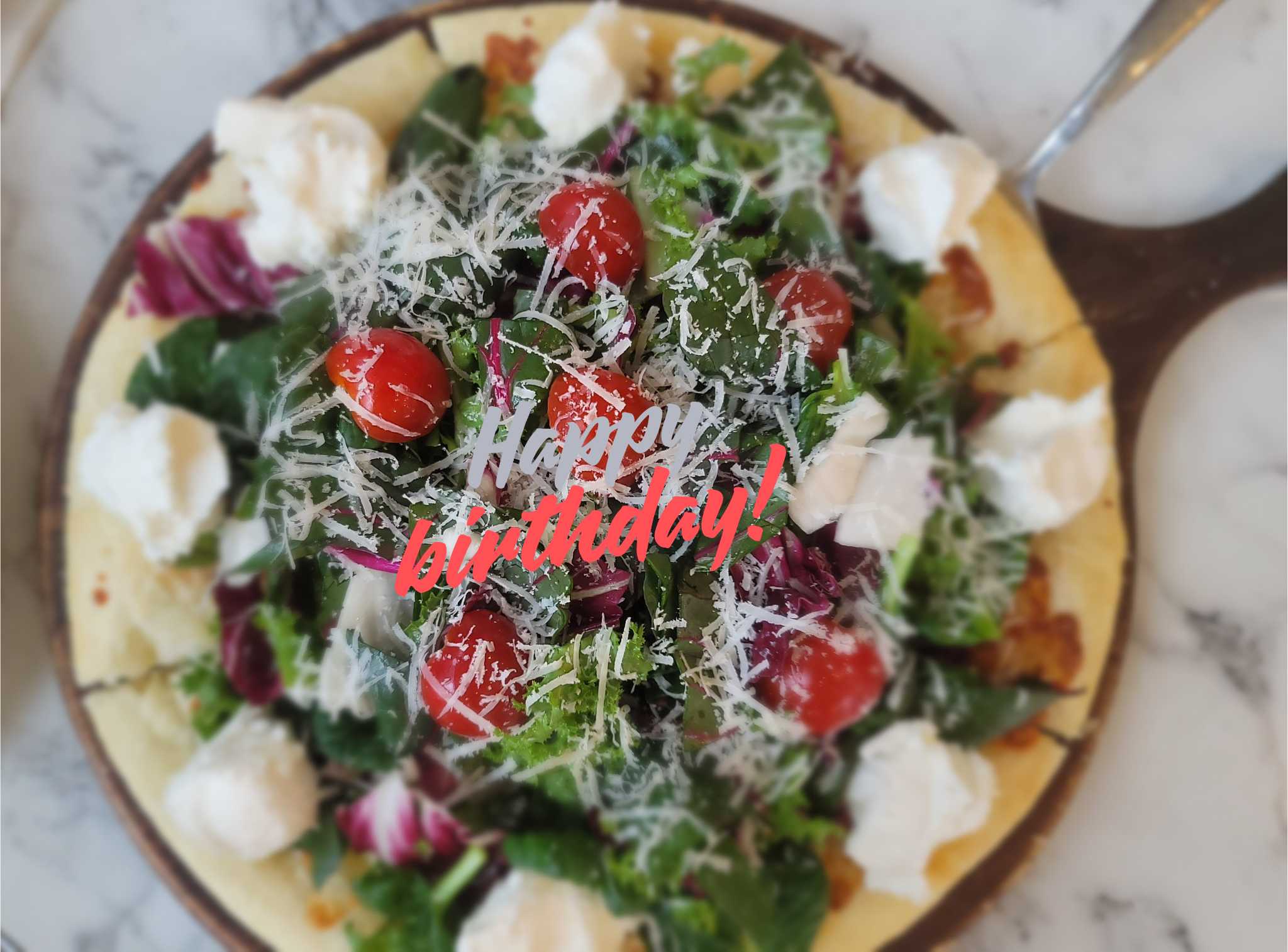 샐러드와-라코타-치즈를-듬뿍-올린-샐러드-생일-피자