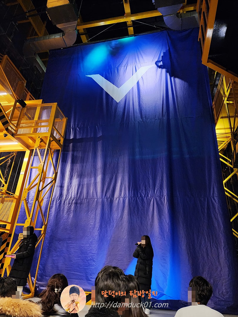 격납고 쇼 오프닝