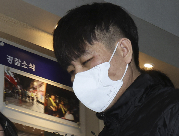 특수강도 혐의로 서울구치소에 수감됐다 도주한 김길수가 지난 6일 붙잡혀 경기 안양시 안양동안경찰서로 호송되고 있다. [사진=뉴시스]