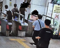 지하철이용하는 고객모습