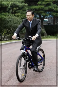 자전거타는-이명박-대통령