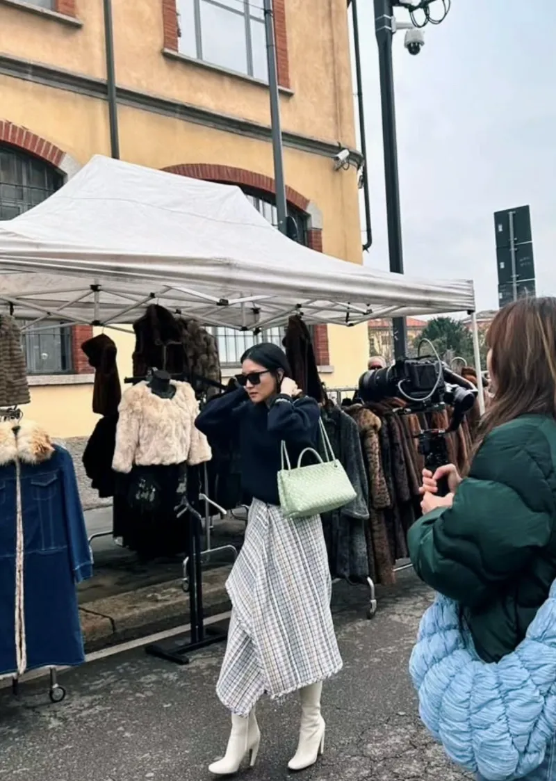 이영애 보테가, 이영애 보테가 베네타, 이영애 보테가 베네타 안디아모, 이영애 보테가 베네타 씨타백, 이영애 보테가 베네타 캄파나백, 보테가 베네타 가방, 보테가 베네타 스웨이드 백, 조용한 럭셔리 패션, 조용한 럭셔리 스타일, 4050 명품룩, 50대 명품 패션, 미니멀 명품백, 2025 가을 가방, 2025 패션 트렌드