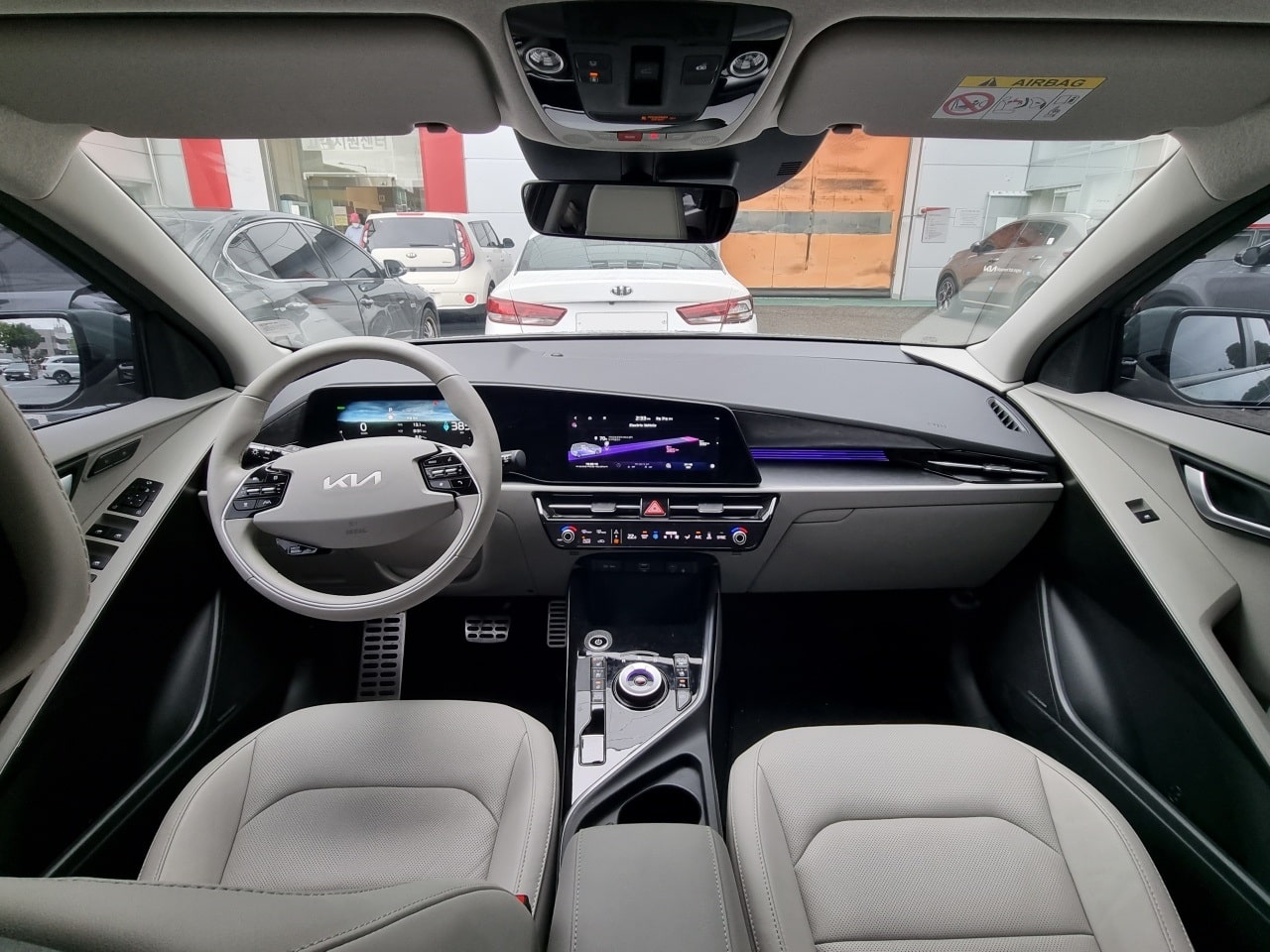 신형 니로 EV의 실내는 이렇습니다.