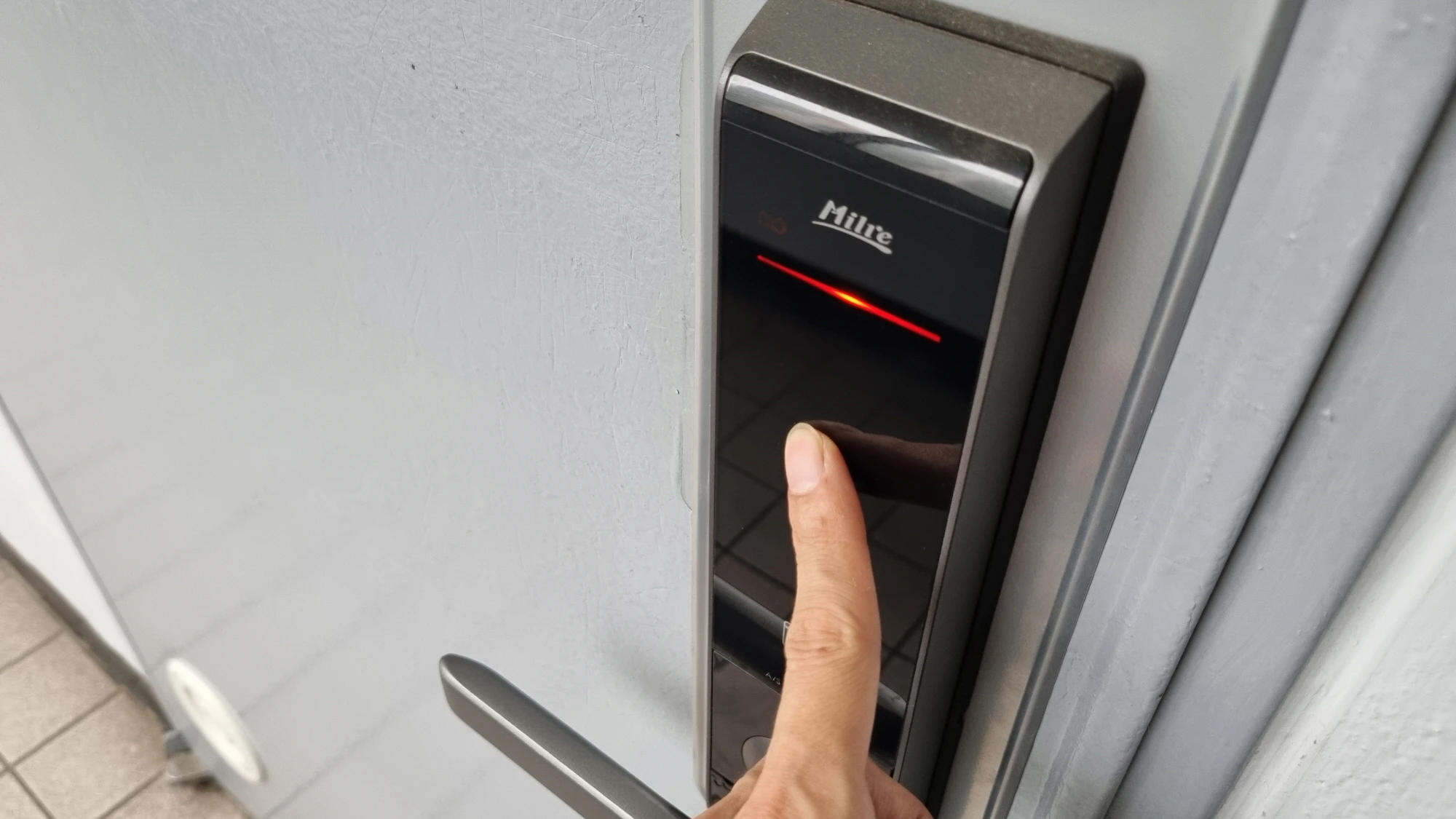 도어록 무음 모드 사용하는 모습