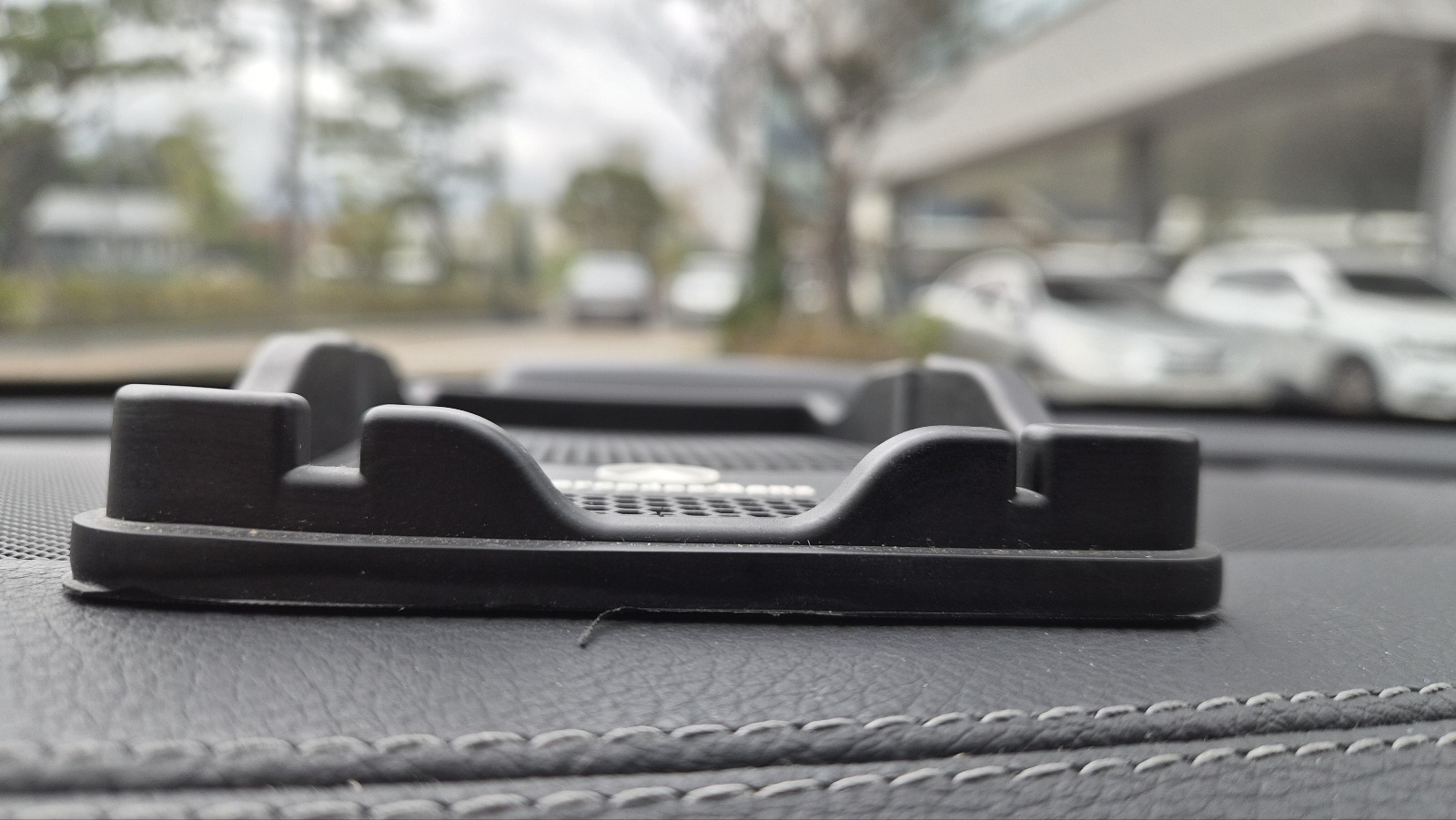 바닥판 위로 1.5~2cm 높이의 울타리형 가이드가 올라와 소지품을 감싸는 형태