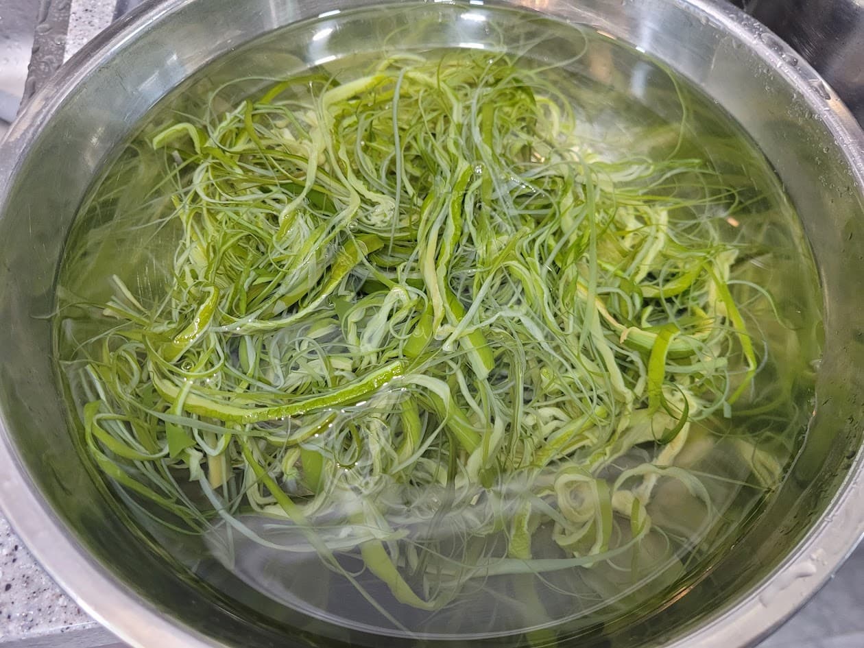 찬물에 담가둔 미역줄기