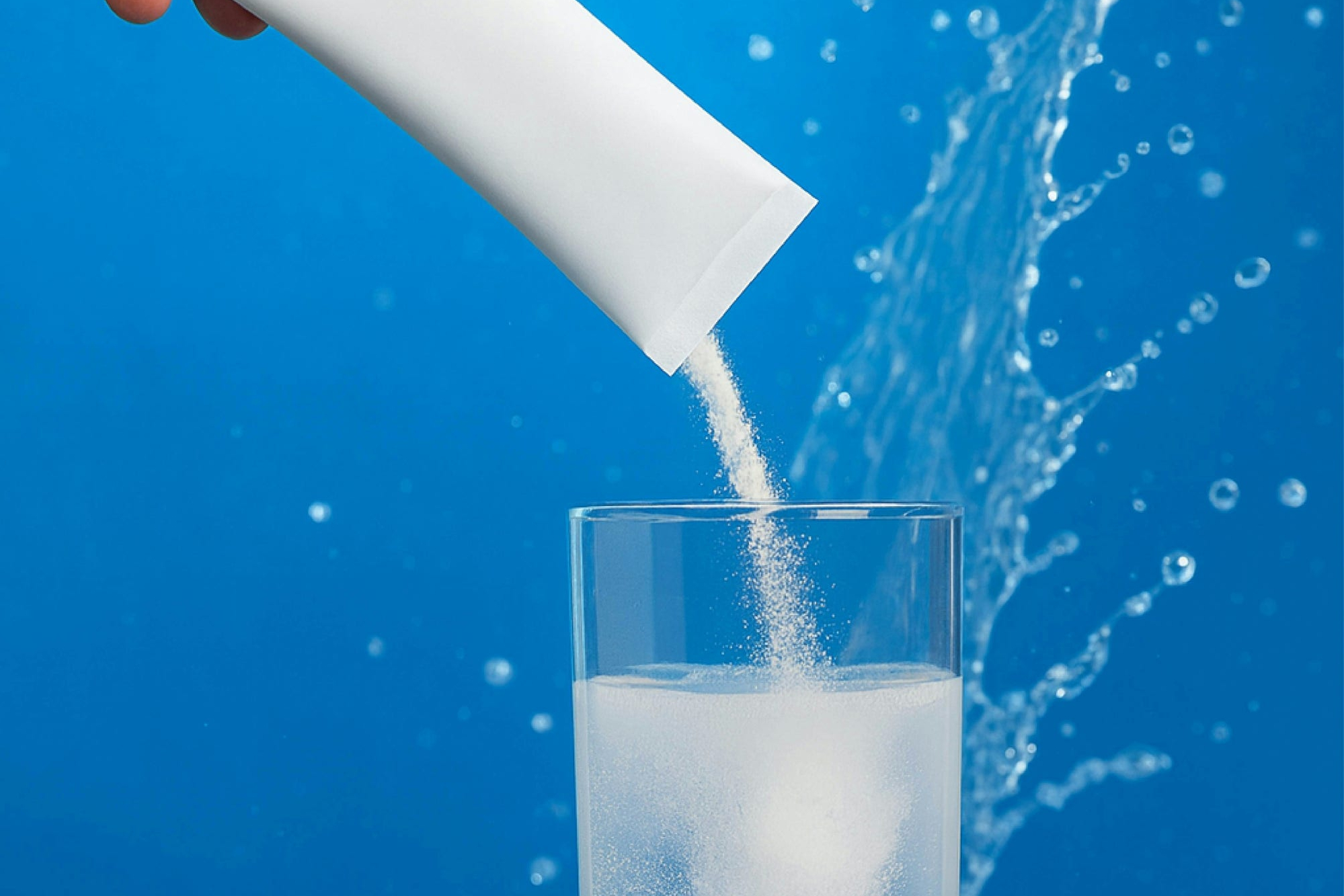 미세한 입자의 콜라겐 가루가 물에 부드럽게 녹아드는 모습, 높은 흡수율 강조