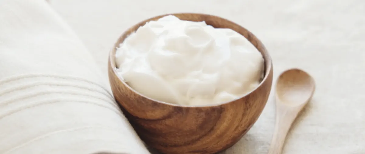 그릭요거트-담긴-나무그릇-숫가락-사진