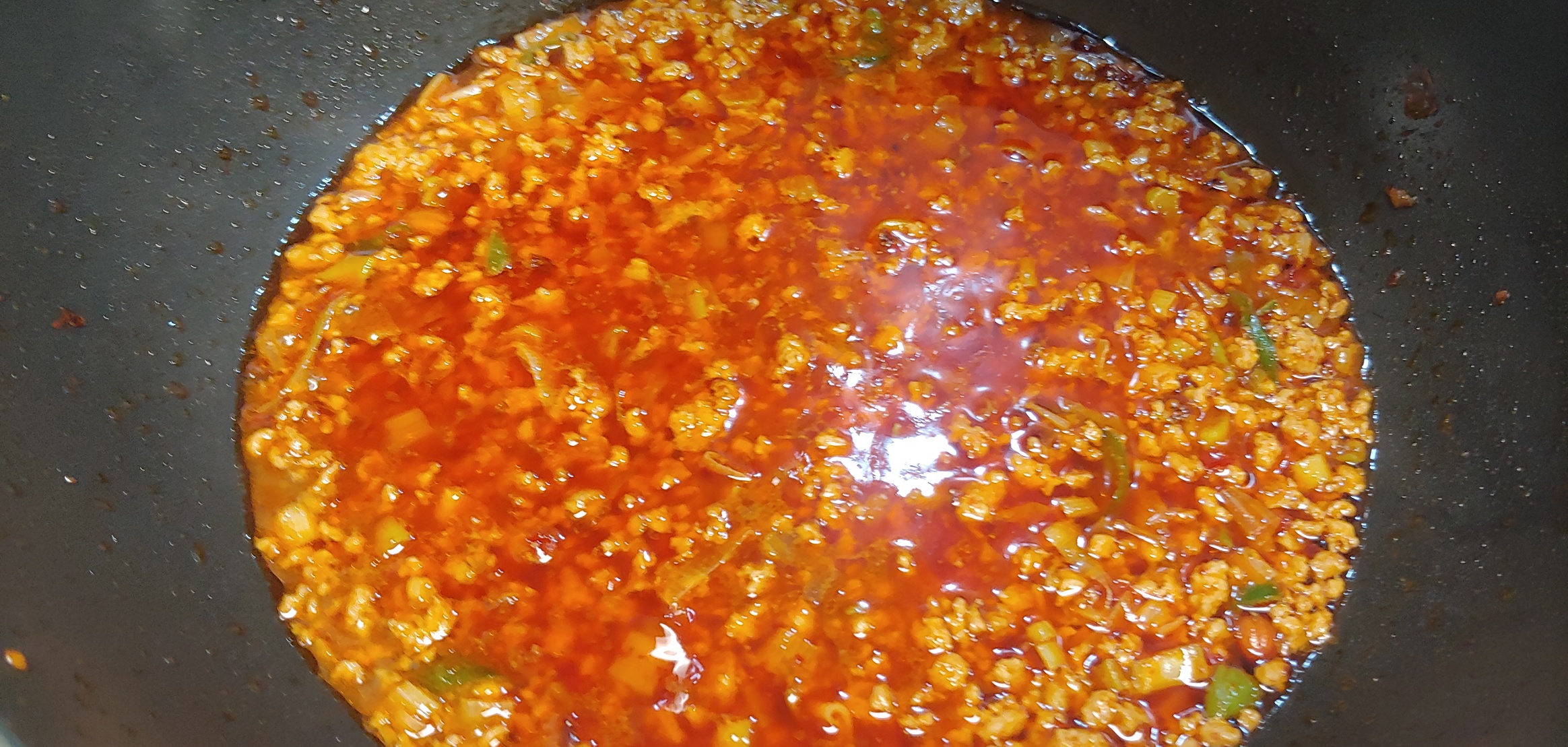 물을 넣고 끓이는데 물이 너무 많으면 안됩니다. 재료들의 겉면이 살짝 보일정도로만 물을 부어주어야 합니다.