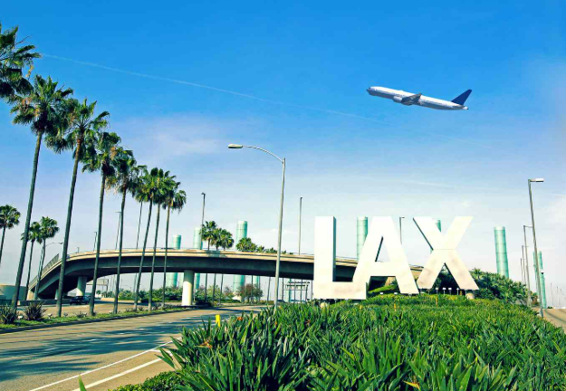 엘에이 공항들어가는길에 LAX 사인이 보이는 사진