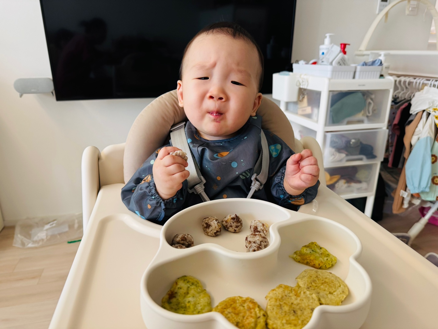 식감이 낯설어 놀란 듯한 아기의 표정