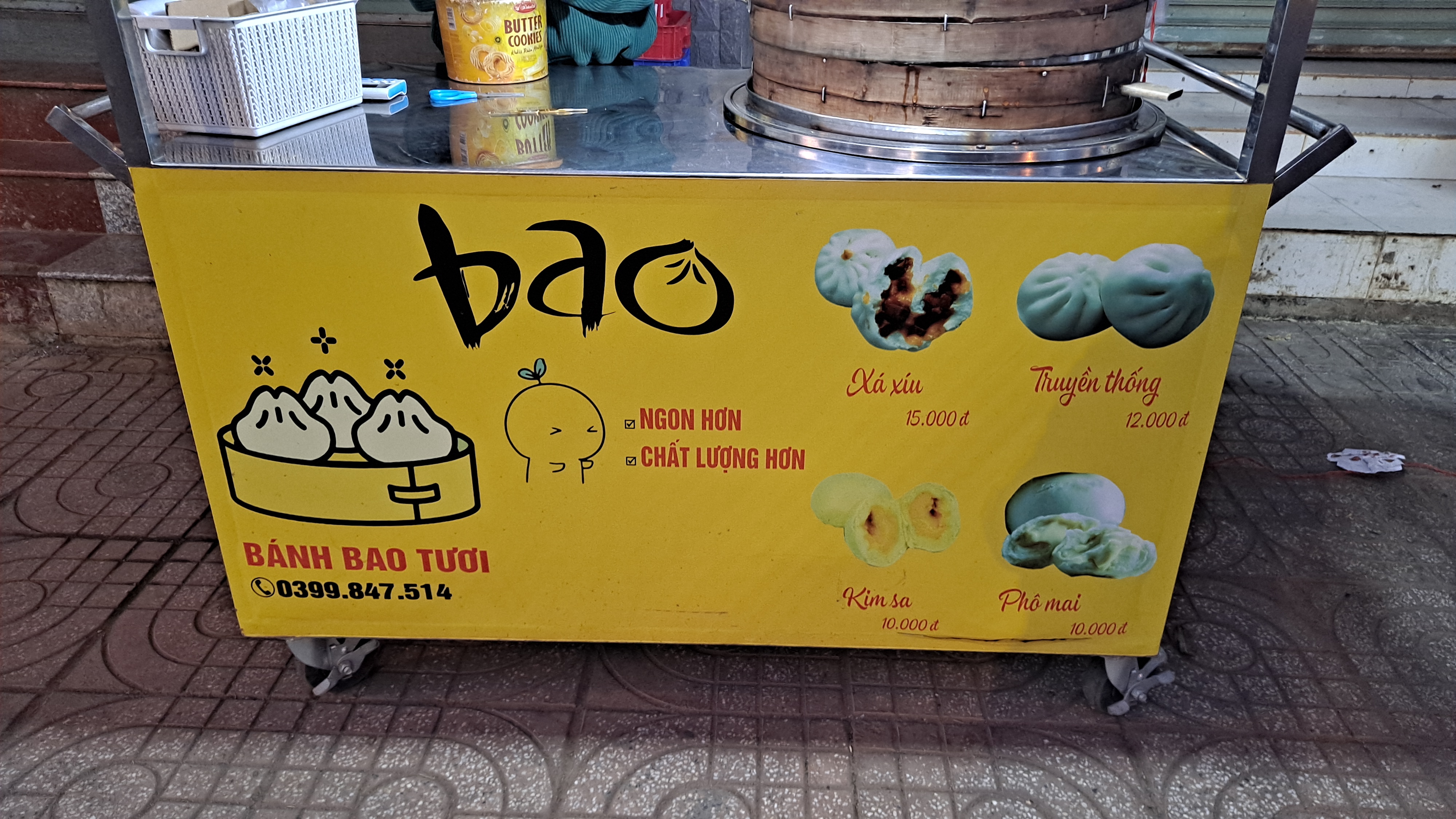 공항 주변 마을의 스트릿 음식 판매상