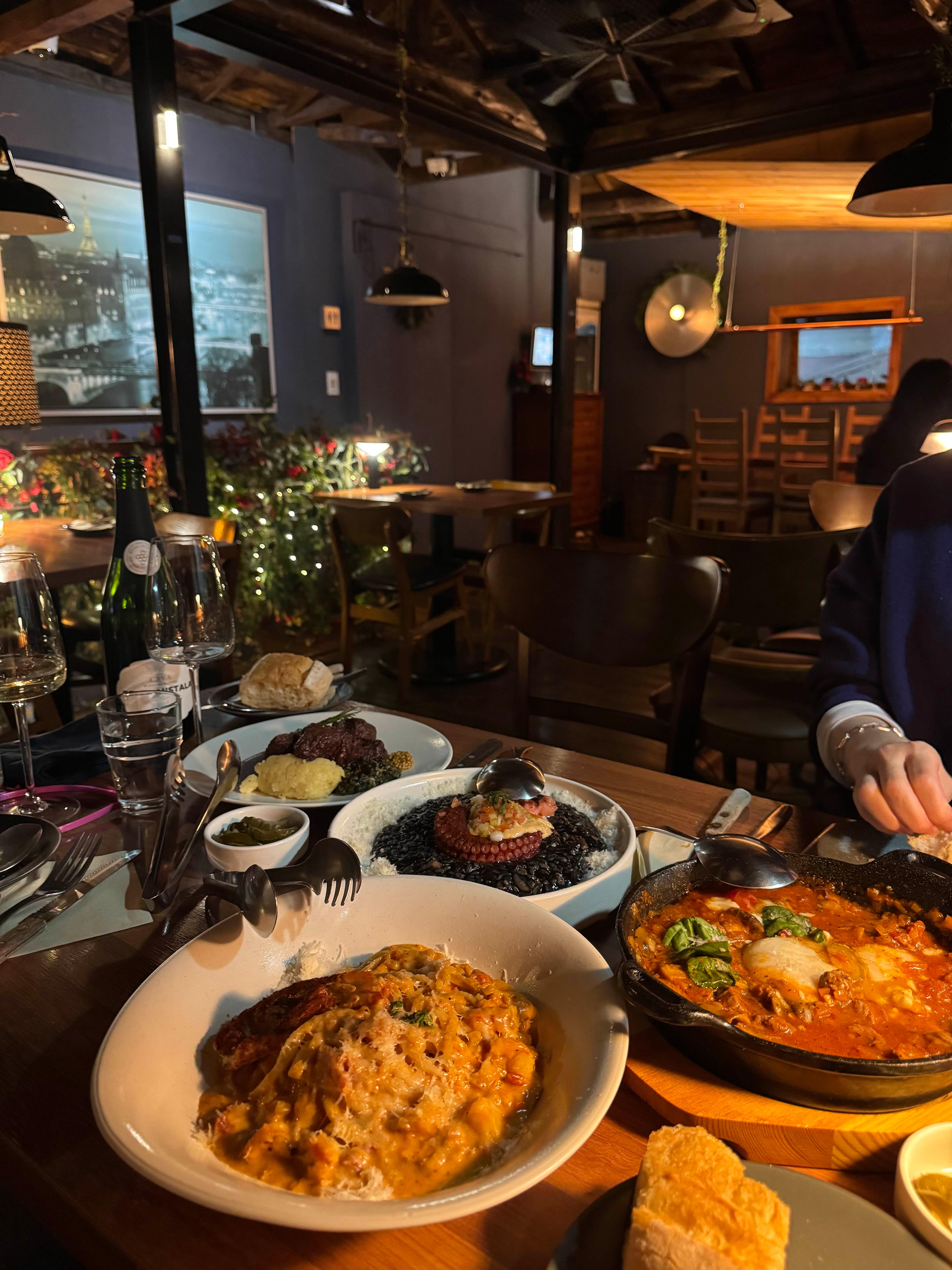 리조또, 스테이크, 감바스가 가득한 한상