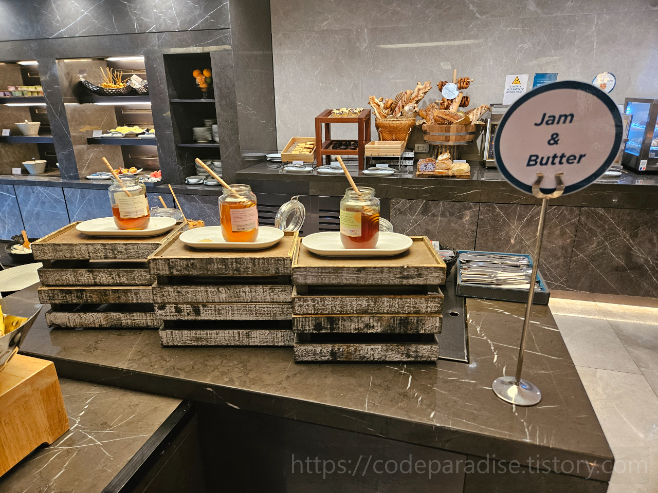 ํธํ
์ฌ์ง