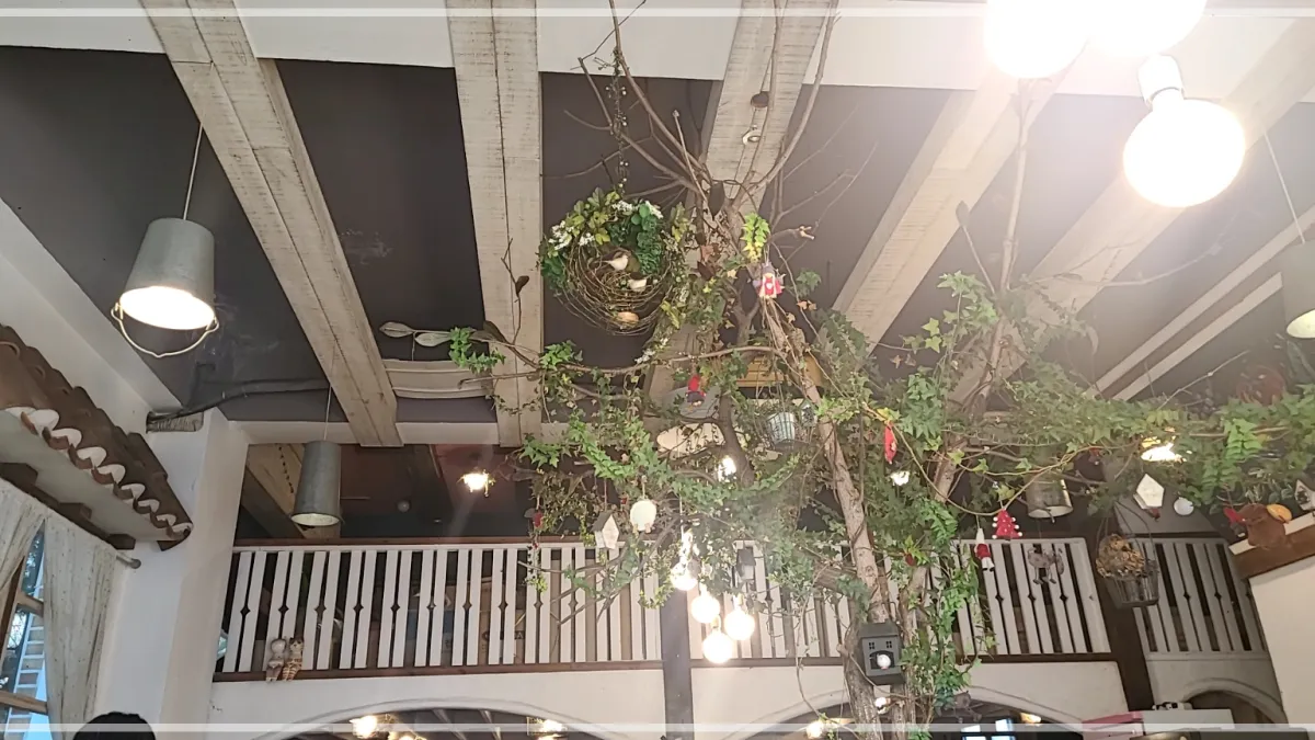 버거트리동탄본점 레스토랑내부 천장모습 녹색나무와 간접조명등과 테라스모습