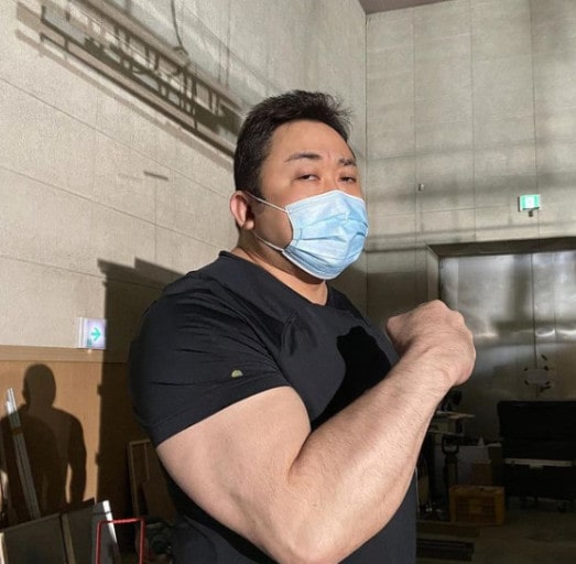 마동석 배우의 두꺼운 팔뚝의 모습