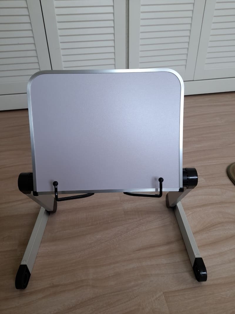 저렴하고 공간을 효과적으로 활용할 수 있는 높이조절 독서대