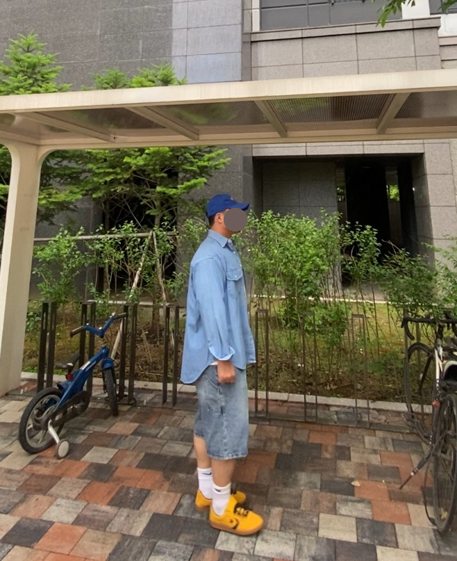 데일리룩('26. 5. 23.)윅 NEW YORK 빈티지 볼캡, 레테르코모 데님셔츠, 쿨탠다드 티셔츠, 디미트리블랙 버뮤다 데님 팬츠, 나이키 삭스, 컨버스 올스타 클래식 트레이너