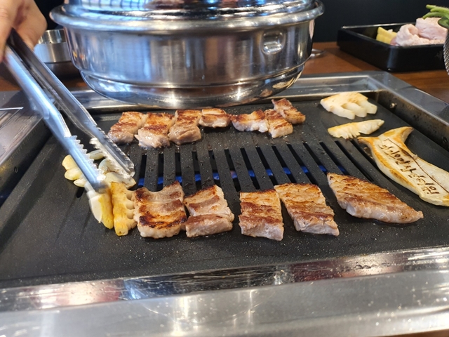 산본역 새마을 식당 구워진 야채삼겹살