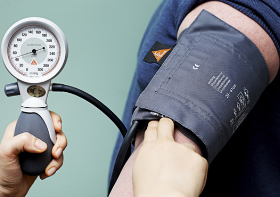 혈압측정하는 사람