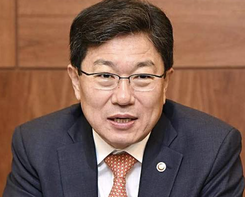 윤상직 초대 산업통상자원부 장관