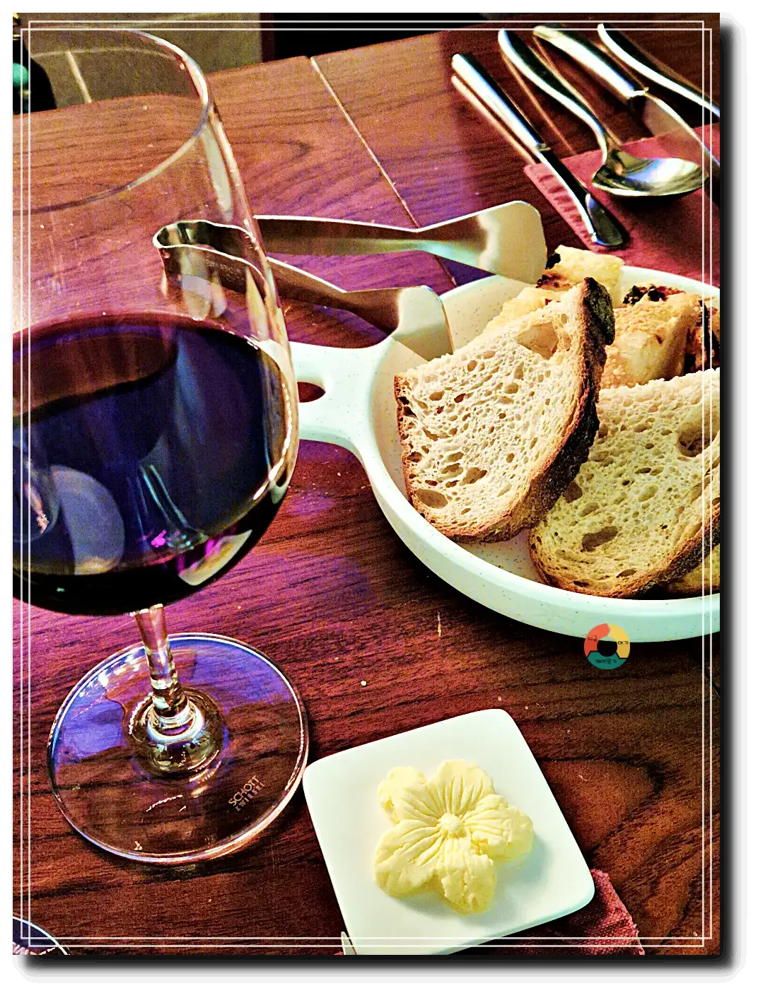 라그로타_애피타이저-빵-꽃모양버터-레드와인