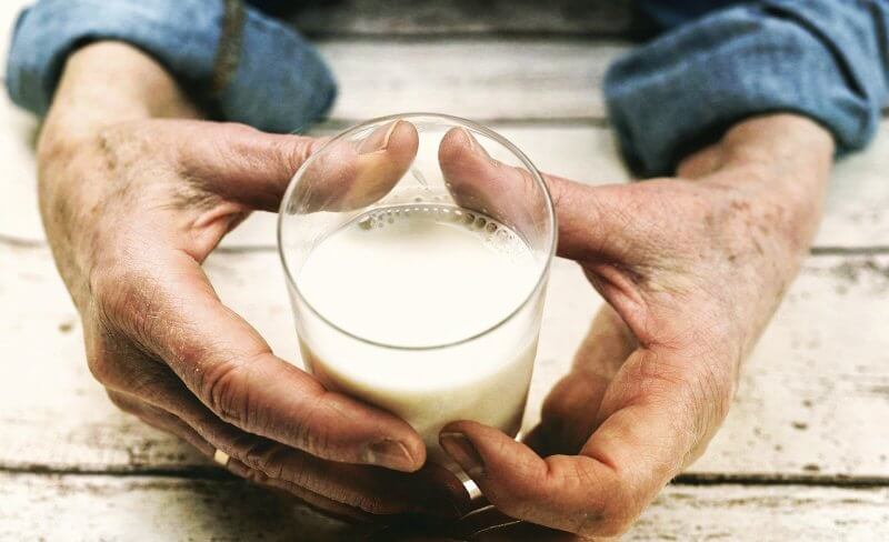 우유-한잔을-잡고있는-사람
