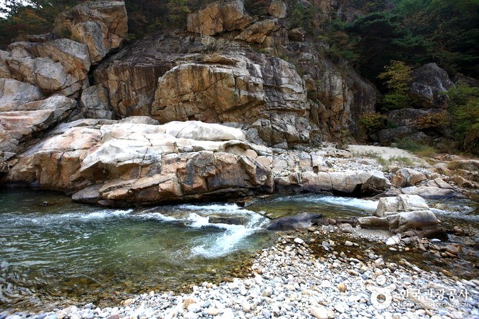 그늘진 암반 위에 돗자리와 텐트를 설치하기 좋은 환경이다. [ⓒ여행픽]