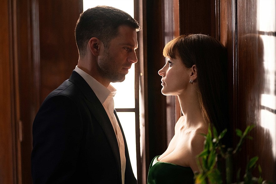 서로 마주 보는 남녀의 모습