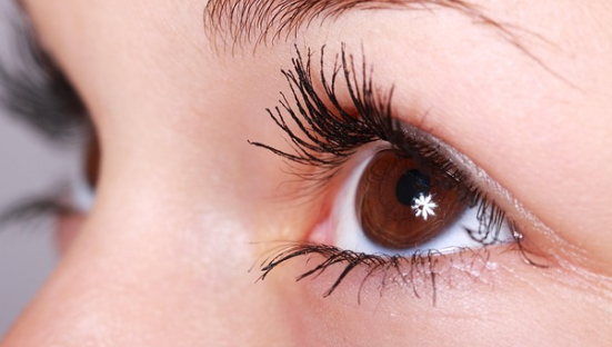 시력 저하를 부르는 나쁜 습관들