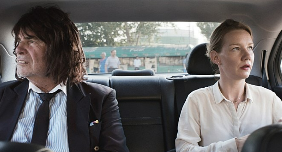 영화 토니 에드만 사진 (차 안에서 가발을 쓴 아버지의 그 모습을 보지 않는 딸의 모습)