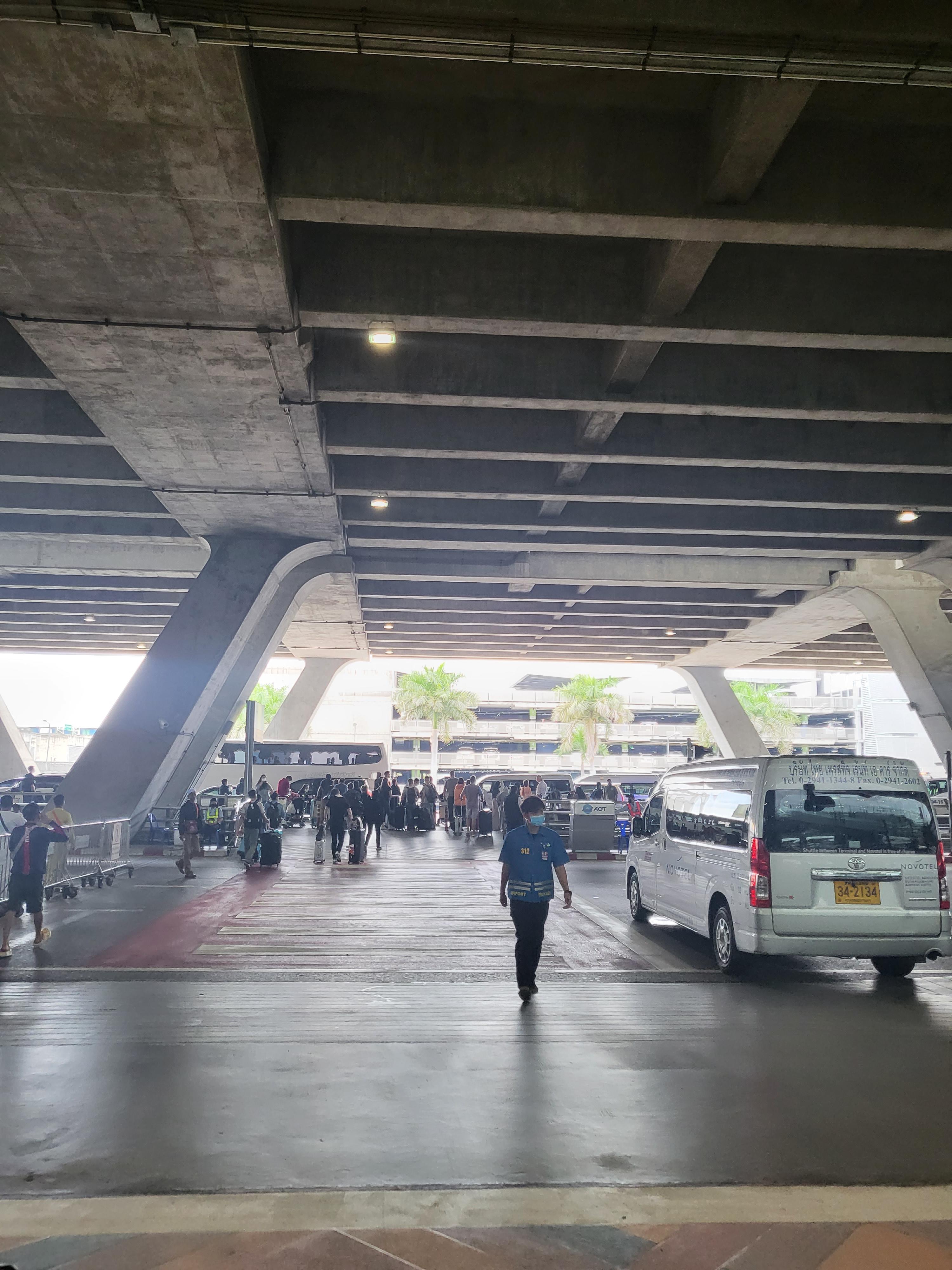 수완나품 공항 앞 사진